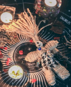 Poupée Vaudou Souriante Portant Une Aiguille En Style Dessin Animé